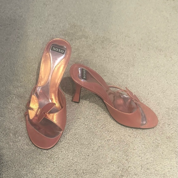 XOXO Metallic Pink Leather Slides 3” Heels Size 6.5M with Butterfly motif - Picture 2 of 5